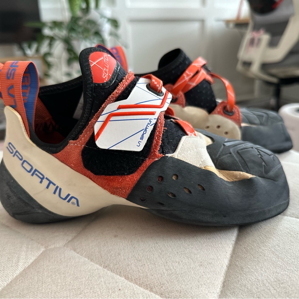 La Sportiva Solution rock climbing shoes size 7 US, 38 EU